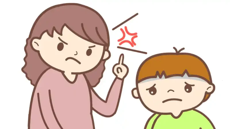 子どもに怒るお母さん
